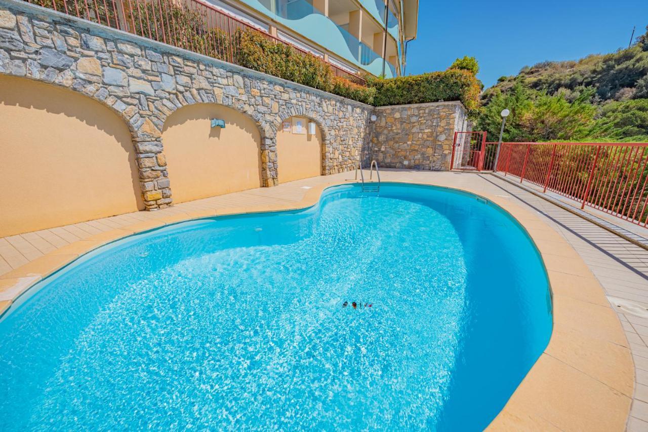 Appartamento Incantevole Con Piscina Vallecrosia Exteriör bild