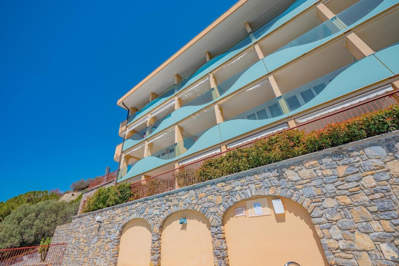 Appartamento Incantevole Con Piscina Vallecrosia Exteriör bild